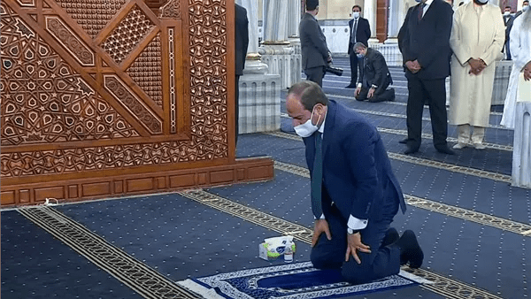 في ذكرى الإسراء والمعراج.. الرئيس السيسي يؤدي صلاة الفجر بمسجد العزيز الحكيم بالمقطم