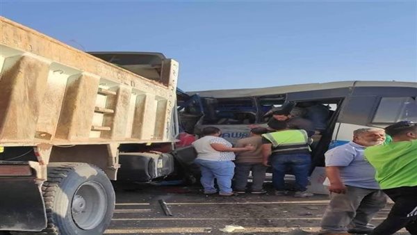 شلل مروري بالطريق الزراعى بسبب انقلاب سيارة محملة بالزجاج فى القليوبية 