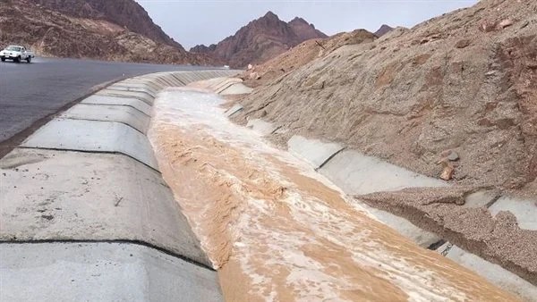 تحرك عاجل لإزالة آثار السيول في سانت كاترين.. فتح الطرق واستعادة المظهر الحضاري للمدينة