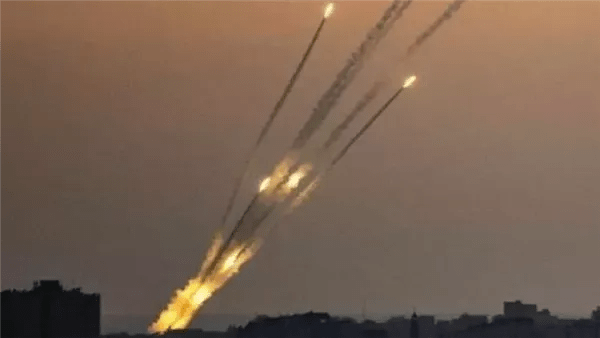 إيران تُطلق رشقة صاروخية جديدة تجاه إسرائيل