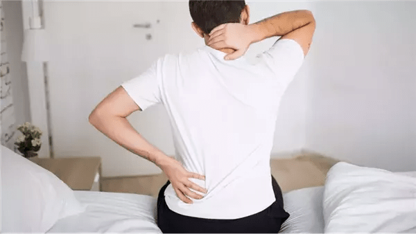 حالات صحية خطيرة قد تبدأ بآلام الظهر