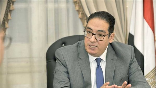 تقرير لأنشطة مركز اللغات الأجنبية والترجمة التخصصية على مائدة رئيس جامعة القاهرة