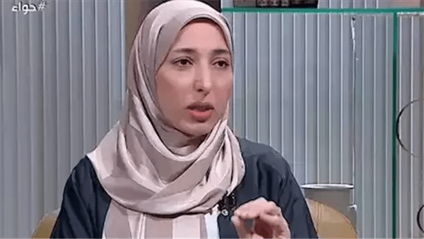 مرات ابني تحرمني من أحفادي وبدعي عليها.. أمينة الفتوى تُجيب 