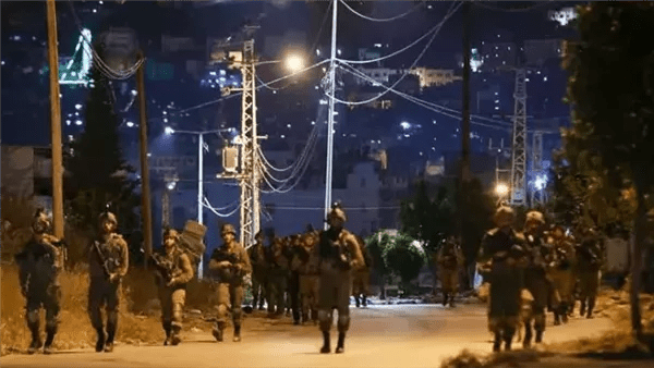 الاحتلال يواصل حصار حزما ويهدم منشآت تجارية وزراعية في الضفة الاحتلال يواصل حصار حزما ويهدم منشآت تجارية وزراعية في الضفة