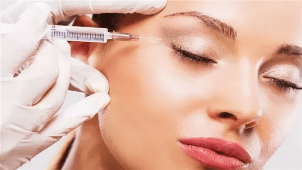 من التجميل إلى التشويه.. الوجه الآخر لحقن الفيلر والبوتوكس