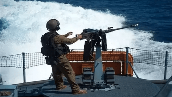 زوارق الاحتلال تقصف ساحل خان يونس جنوب غزة