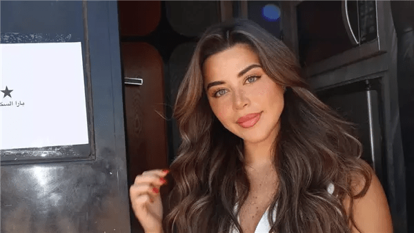 يارا السكري بإطلالة من الزمن الجميل تخطف الأنظار