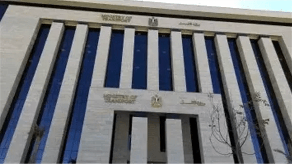 النقل تكشف تفاصيل واقعة اقتحام سيارة ربع نقل مزلقان ميت حلفا