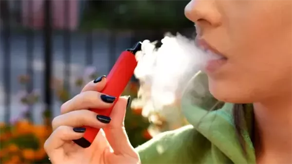 جدل لا ينتهي حول السجائر الإلكترونية وخطر السرطان