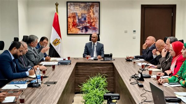نائب وزير الإسكان يبحث الاستفادة القصوى من إنتاج محطة تحلية مياه البحر بالعين السخنة