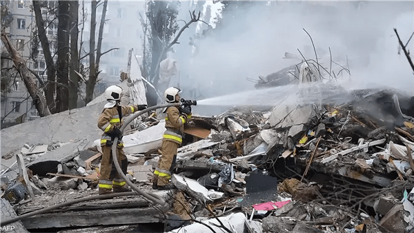 أوكرانيا: قتيلان و24 مصابًا جراء هجوم روسي على كييف