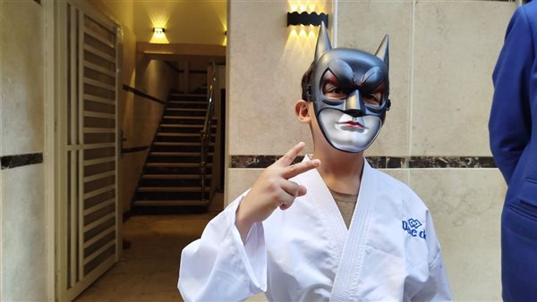 بطل بزي باتمان.. طفل الفيوم بعد الحكم: حقي رجعلي أخيرًا