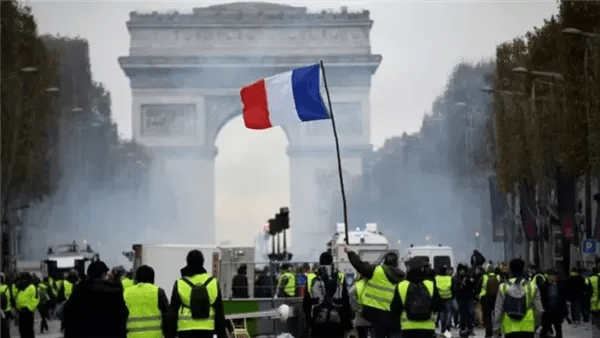 عاجل.. حركة لنغلق كل شيء تخطط لمظاهرات جماهيرية في فرنسا اليوم 