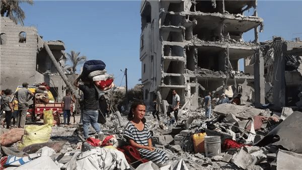 استمرار إخلاء المدنيين الفلسطينيين من مدارس النازحين في مخيم الشاطئ بغزة