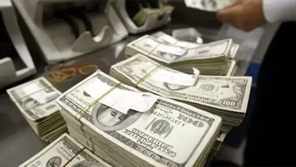 سعر الدولار مقابل الجنيه المصري اليوم الجمعة.. تحركات جديدة