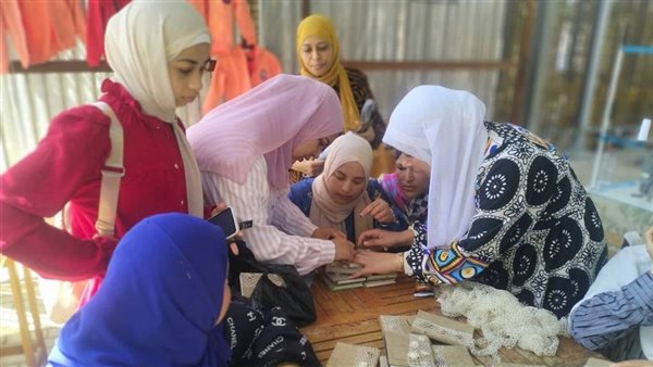 ورش إعادة تدوير الجينز المستعمل ونوت بوك بالخيش فى دمياط