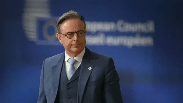 رئيس الوزراء البلجيكي يصف ترامب بـاليرقة الجائعة جدا رئيس الوزراء البلجيكي يصف ترامب بـاليرقة الجائعة جدا