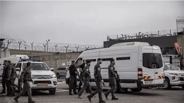 الاحتلال يبدأ نقل الأسرى الفلسطينيين المتوقع الإفراج عنهم إلى مرافق إطلاق سراحهم