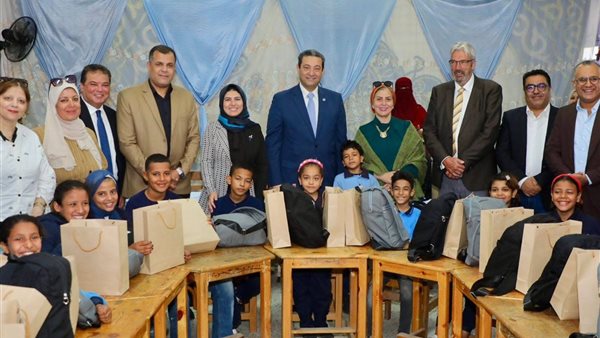 توزيع مستلزمات مدرسية على الطلاب الأكثر احتياجا في دمياط 