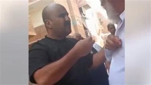 عاجل.. الحقونا.. أبويا بيتضرب.. تحرك أمنى عاجل بعد فيديو صادم لاعتداء على مسن بالسويس