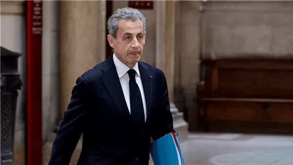 رئيس بلغاريا يدعو إلى إطلاق سراح ساركوزى