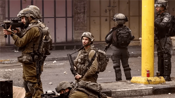 إعلام إسرائيلي: جيش الاحتلال يدرس توسيع مناطق سيطرته بغزة كإجراء عقابي ضد حماس