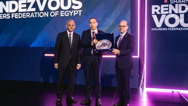 تكريم رئيس البورصة المصرية في الملتقى السابع للتأمين