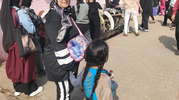 ريهام تصطحب أطفالها خلال التصويت بالمطرية..وتؤكد: بث الوعى لدى النشىء ضرورة ( صور) 