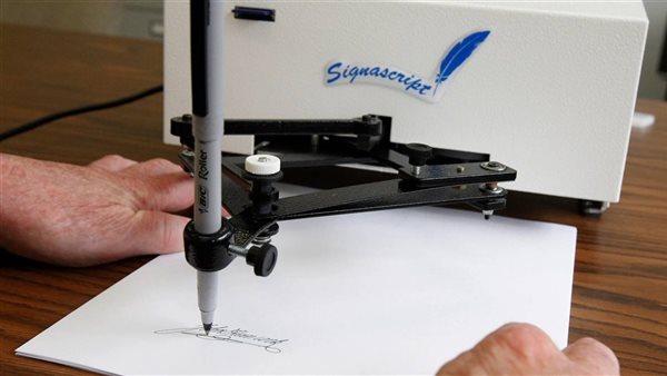 بعد إلغاء ترامب أوامر موقعة باستخدامه.. ما هو القلم الآلي؟