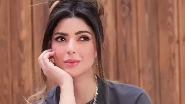 إطلالة أنيقة لـ ميرنا جميل في أحدث ظهور لها من الطائرة 