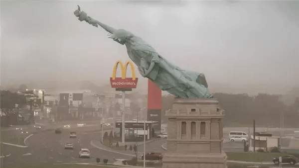 بسبب الرياح القوية.. نسخة عن تمثال الحرية الأمريكي تنهار في البرازيل (فيديو)