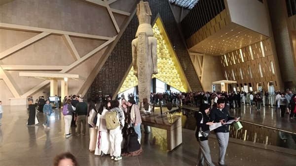 إقبال كثيف ومتنوع من الزائرين على المتحف المصرى الكبير (صور)