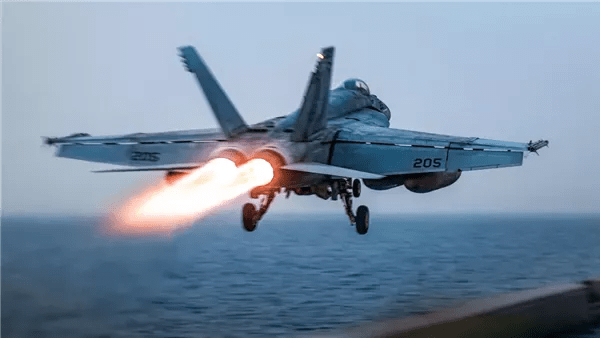 عاجل.. إدارة الطيران الفيدرالية الأمريكية تحذر شركات الملاحة بشأن الوضع الأمني في فنزويلا عاجل.. إدارة الطيران الفيدرالية الأمريكية تحذر شركات الملاحة بشأن الوضع الأمني في فنزويلا