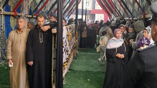 اصطفاف السيدات أمام لجنة قرية الزهويين للمشاركة في انتخابات النواب بالقليوبية