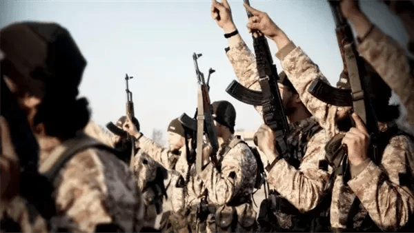 من يتحمل هروب عناصر داعش من السجون السورية؟.. باحث يوضح