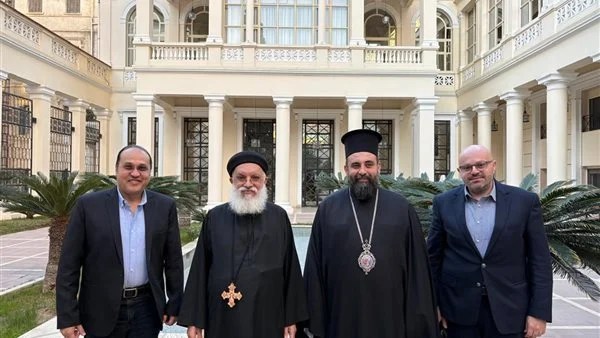 وكيل البابا تواضروس الثانى يهنىء كنيسة الروم الأرثوذكس بمناسبة عيد الميلاد