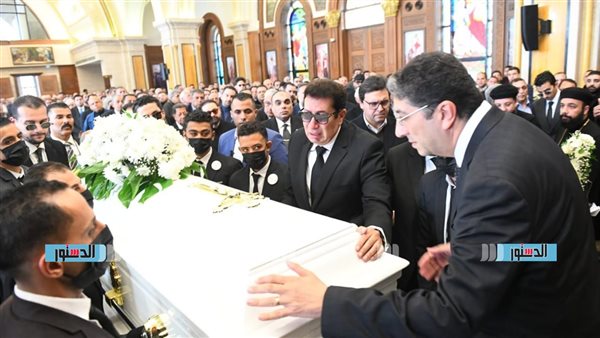 بدء عزاء والدة الفنان هاني رمزي بكنيسة أبي سيفين بالتجمع الأول