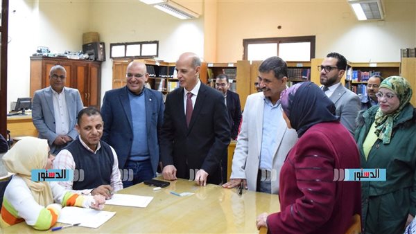 رئيس جامعة بني سويف يتفقد لجان امتحانات طلاب الدمج والحالات الخاصة
