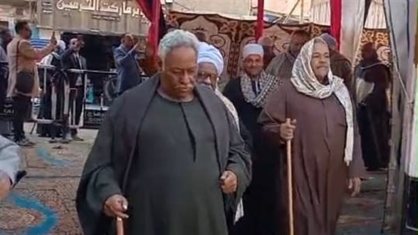 بالجلباب الصعيدي.. مشاركات كبار السن تتصدر المشهد الانتخابي في البلينا (صور) 
