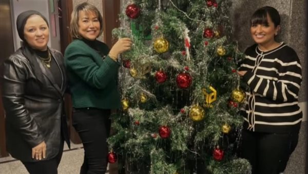 موظفو بنك التعمير والإسكان يشاركون في تزيين شجرة العام الجديد