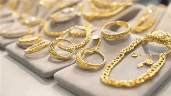 سعر الذهب عيار 21 اليوم الثلاثاء 13 يناير 2026 للبيع والشراء