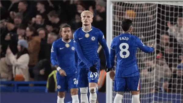 فولهام يسقط تشيلسى بثنائية ويعمق جراح البلوز فى البريميرليج
