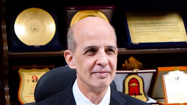 أستاذ بجامعة بني سويف يبتكر أول برنامج إلكتروني لقياس وتوجيه المراهقين