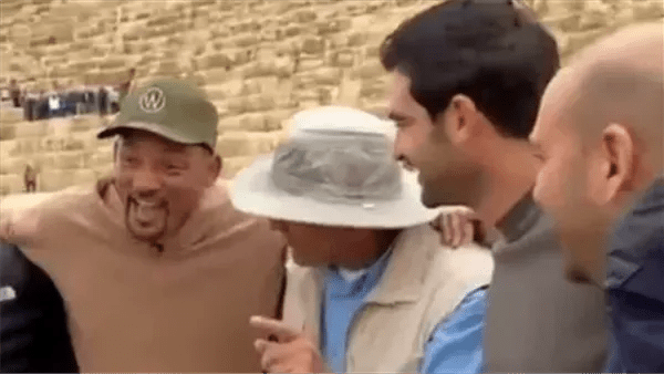 ويل سميث يزور الأهرامات ويلتقط صورًا تذكارية ويل سميث يزور الأهرامات ويلتقط صورًا تذكارية