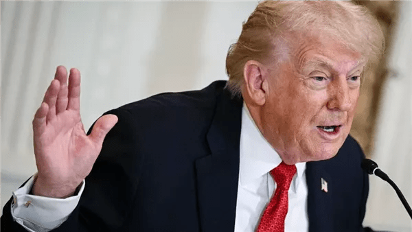 عضو بالحزب الديمقراطي: ترامب ينتهج قانون الغاب وقد يدمر سمعتنا في صفقة واحدة