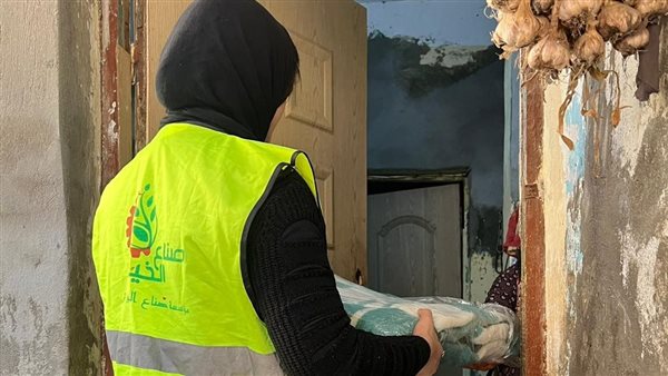 صناع الخير توسع من خدماتها بقرى 3 محافظات.. قوافل طبية وتوزيع بطاطين 