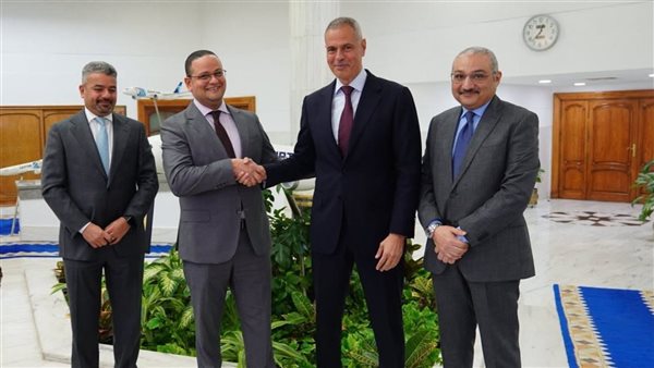 رئيس القابضة لمصر للطيران يشهد إجراءات تسليم وتسلم رئاسة قطاع التخطيط