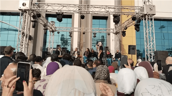 مسرح معرض الكتاب يحيي التراث ويشعل تفاعل الزائرين في ثاني أيامه (فيديو)