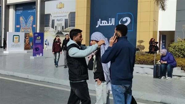 بالعلم والشال.. كيف عبر زوار معرض الكتاب عن تضامنهم مع القضية الفلسطينية؟