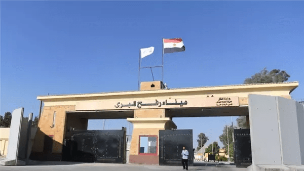 القاهرة الإخبارية: فتح معبر رفح جاء بعد تدخل أمريكي ورفض مصري لشروط نتنياهو